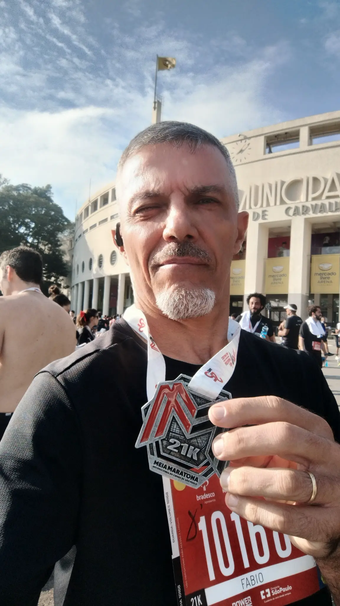 Fábio Gonçalves com medalha de maratona